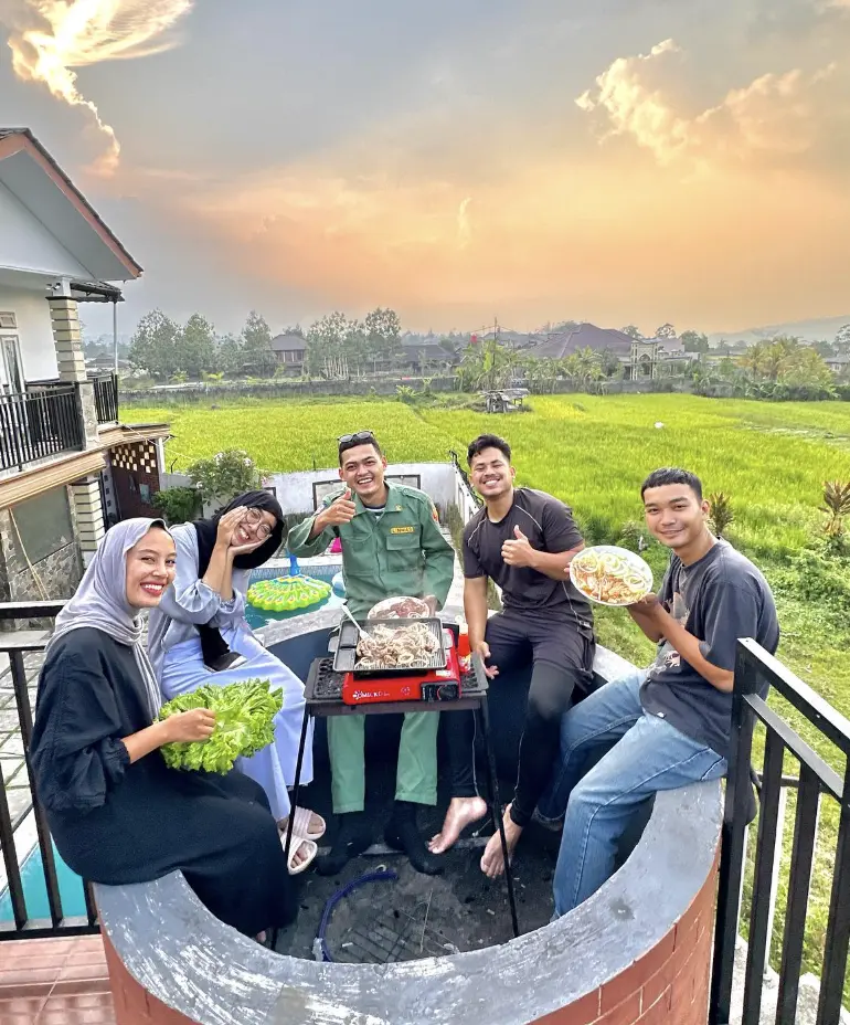 Keluarga menikmati staycation di villa Puncak Bogor